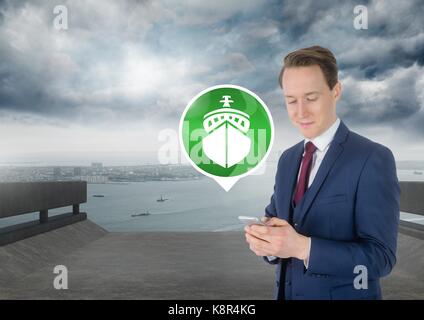 Digital composite von Mann, Telefon mit Schiff Symbol auf dem Seeweg Stockfoto
