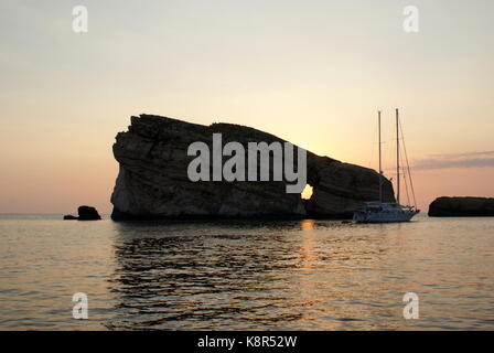Sonne hinter Fungus Rock, Dwejra Bay, San Lawrenz, Gozo, maltesische Archipel Stockfoto