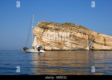 Segelyacht vor Fungus Rock verankert, Dwejra Bay, San Lawrenz, Gozo, maltesische Archipel Stockfoto