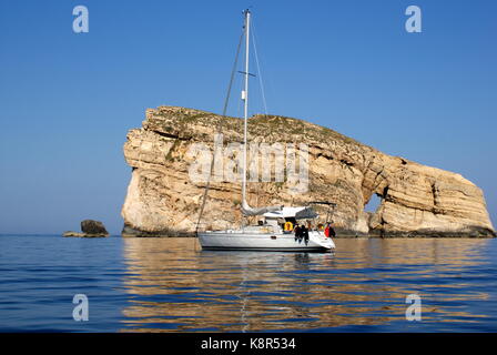 Segelyacht vor Fungus Rock verankert, Dwejra Bay, San Lawrenz, Gozo, maltesische Archipel Stockfoto