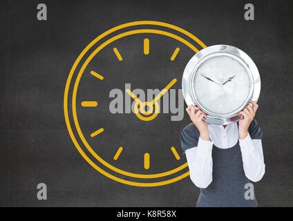 Digital composite der Frau mit einer Uhr gegen Hintergrund mit Uhr Stockfoto