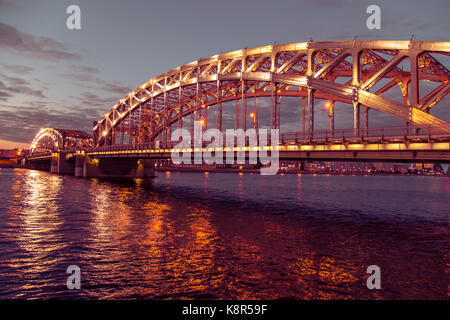 Nachtansicht des Bolsheokhtinsky Brücke in St. Petersburg, Russland. Stockfoto