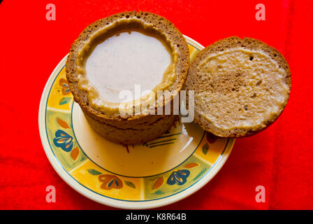 Pilzsuppe, im Inneren dunkles Roggenbrot Schüssel, Restaurant, Pilies gatve, Altstadt, Vilnius, Litauen Stockfoto