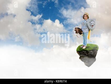 Digital composite des jungen Kindes gekleidet wie ein Ritter spielen auf schwebenden Felsen Plattform im Himmel mit Anschlüsse Schnittstelle Stockfoto