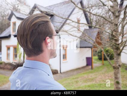 Digital composite der Versteigerer Mann ausser Haus Stockfoto