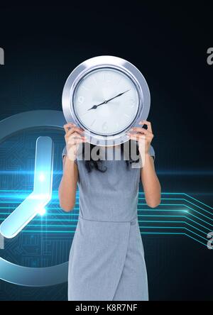 Digital composite Business woman holding eine Uhr gegen Hintergrund mit Uhr Stockfoto