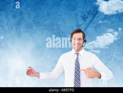 Digital composite von Customer Care Service Mann mit blauen Himmel Hintergrund Stockfoto