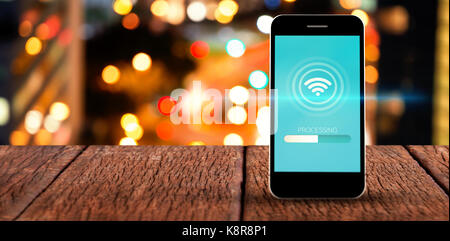 Smart Phone mit leerer Bildschirm gegen glühende Straße in der Stadt bei Nacht Stockfoto