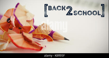 Zurück zum text Schule auf weißem Hintergrund gegen Close-up Bleistift mit Späne Stockfoto