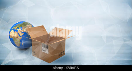 Planet Erde und braunen Karton gegen abstrakte glühende schwarzer Hintergrund Stockfoto