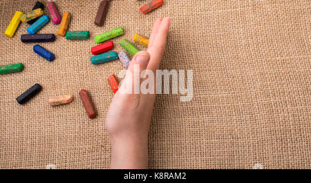 Verwendete Farbe Buntstifte und eine Hand, die einige Stockfoto