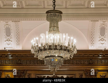 UN-Ballsaal Kronleuchter detail. 10 Trinity Square - Four Seasons Hotel, City of London, Vereinigtes Königreich. Architekt: Aukett Swanke, 2017. Stockfoto