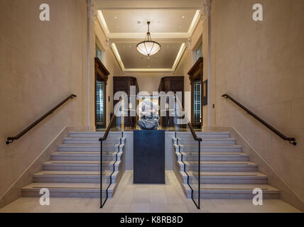 Hotel Side Eingang zu den Restaurants. 10 Trinity Square - Four Seasons Hotel, City of London, Vereinigtes Königreich. Architekt: Aukett Swanke, 2017. Stockfoto