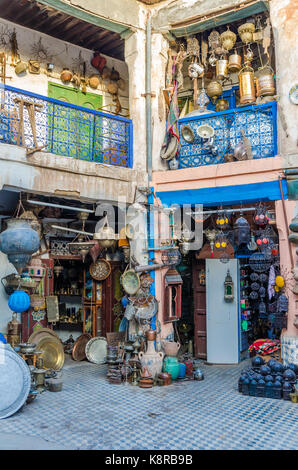 Riesige Auswahl an Töpfen, Lampen, Laternen und anderen Metall arbeitet im Shop der Souk in der Medina von Fes, Marokko, Nordafrika. Stockfoto