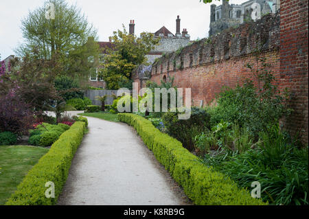 Ein kies Fußweg durch die Bishops Palace Garden in Chichester, West Sussex, UK. Stockfoto