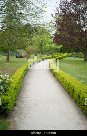 Eine ausgedehnte Kies weg durch Bishops Palace Garden in Chichester, West Sussex, UK. Stockfoto