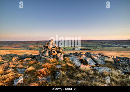 Am frühen Morgen Licht Ausleuchten der Cairn am östlichen Ende von Oben (Bollihope Carrs Carrs), gewohnt, County Durham, UK Stockfoto