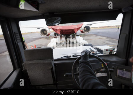 Flugzeug aus gesehen durch Abschleppwagen Stockfoto