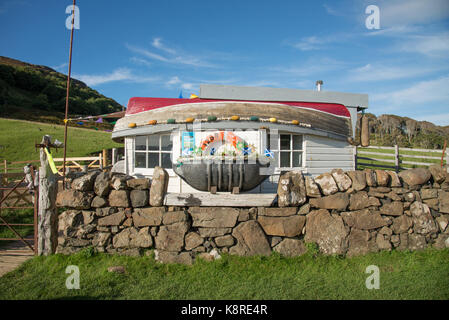 Hölzerne Strand laden aus einem umgedrehten Holzboot in Calgary Bay, Calgary, Isle of Mull, Schottland hergestellt. Stockfoto