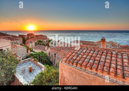 Den Sonnenaufgang auf der byzantinischen Burg-Stadt Monemvasia in Griechenland Stockfoto