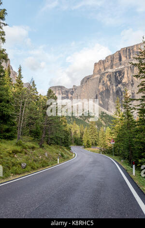 Kurvige Straße, Dolomiten, Südtirol, Südtirol, Italien Stockfoto