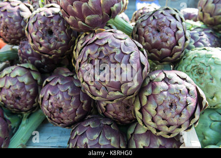 Artischocken auf einem Marktstand, Ferney Voltaire, Ain rhone-alpes, Frankreich Stockfoto