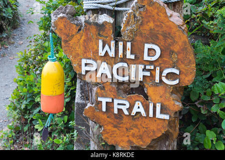 Wild Pacific Trail Wegweiser in der Nähe von Ucluelet, British Columbia, Kanada (September 2017) Stockfoto