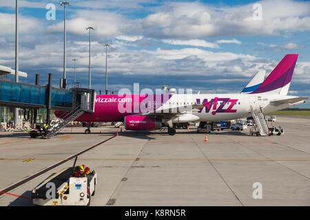 Warschau, Polen - 9. SEPTEMBER 2017: Low Cost Airline Flug Wizzair auf der Landebahn am Flughafen Chopin in Warschau Stockfoto