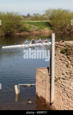 Wasser das Manometer am Fluss Wye mit SCULLING BOOT. Stockfoto