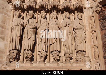 Statuen der Apostel auf den das Portal der Letzten Gericht, Notre Dame de Paris. Stockfoto