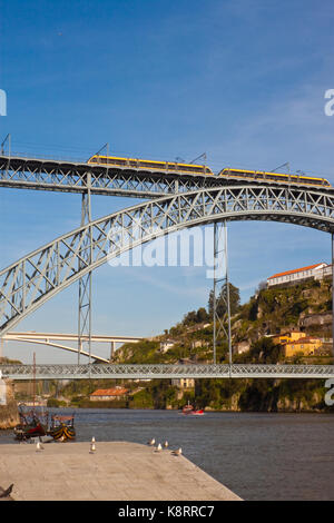 Porto U-Bahn an der berühmten Dom Luis I Brücke von Riverside gesehen Stockfoto