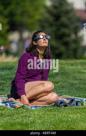 Coeur d'Alene, Idaho - 21. August: junge Frau gerade die Eclipse mit Augenschutz Brille. 21. August 2017, Coeur d'Alene Idaho. Stockfoto