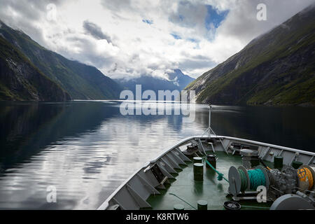 Vorwärts Deck der Fähre Hurtigruten, MS Richard With, Segeln entlang der schmalen Sunnylvsfjord in Norwegen. Stockfoto