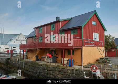 Traditionelle bunt bemalten hölzernen Lofoten Häuser im Fischerdorf Stamsund auf der Inselgruppe der Lofoten, Norwegen. Stockfoto