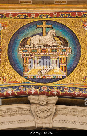 Lamm Gottes - Triumphbogen Mosaik - ein Meisterwerk des 6. Jahrhunderts kirchliche Kunst - Basilika dei Santi Cosma e Damiano - Rom Stockfoto