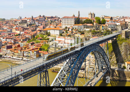 Blick auf die U-Bahn am Dom Luis I Brücke und die Altstadt von Porto, Portugal Stockfoto