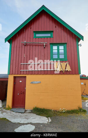 Traditionelle bunt bemalten hölzernen Lofoten Haus Im Fischerdorf Stamsund auf der Inselgruppe der Lofoten, Norwegen Stockfoto