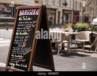 Aunay-sur-Odon, Normandie, Calvados, Frankreich. August 2017 Essen von außerhalb an eine traditionelle französische Brasserie in Aunay-sur-Odon, einem kleinen französischen Stadt in Norma Stockfoto