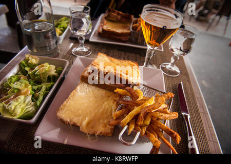 Aunay-sur-Odon, Normandie, Calvados, Frankreich. August 2017 Essen von außerhalb an eine traditionelle französische Brasserie in Aunay-sur-Odon, einem kleinen französischen Stadt in Norma Stockfoto