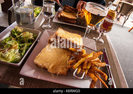 Aunay-sur-Odon, Normandie, Calvados, Frankreich. August 2017 Essen von außerhalb an eine traditionelle französische Brasserie in Aunay-sur-Odon, einem kleinen französischen Stadt in Norma Stockfoto