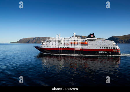 Hurtigruten Schiff MS Polarlys Segeln Norden, vorbei an der norwegischen Arktis Insel Havøya. Stockfoto