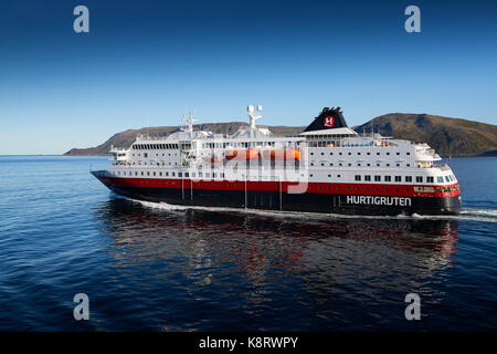 Hurtigruten Schiff MS Polarlys Segeln Norden, vorbei an der norwegischen Arktis Insel Havøya. Stockfoto