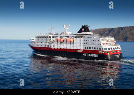 Hurtigruten Schiff MS Polarlys Segeln Norden, vorbei an der norwegischen Arktis Insel Havøya. Stockfoto