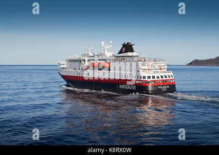 Hurtigruten Schiff MS Polarlys Segeln Norden, vorbei an der norwegischen Arktis Insel Havøya. Stockfoto