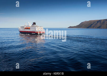 Hurtigruten Schiff MS Polarlys Segeln Norden, vorbei an der norwegischen Arktis Insel Havøya. Stockfoto