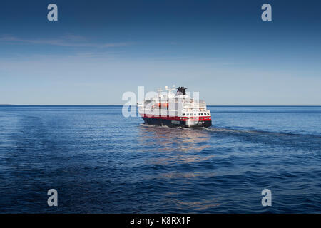 Hurtigruten Schiff MS Polarlys Segeln Norden, vorbei an der norwegischen Arktis Insel Havøya. Stockfoto