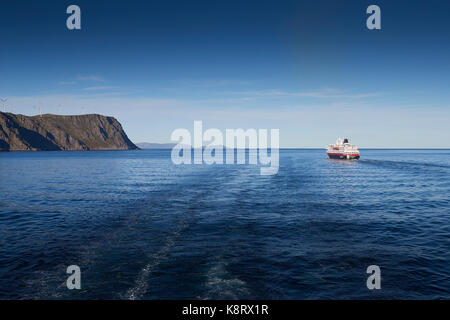 Hurtigruten Schiff MS Polarlys Segeln Norden, vorbei an der norwegischen Arktis Insel Havøya. Stockfoto