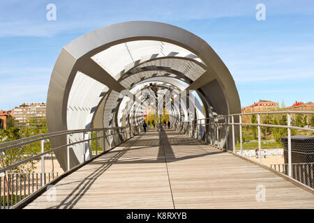 Madrid, Spanien - 20. April 2013: Arganzuela Brücke entworfen von Dominique Perrault. Stockfoto