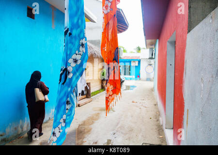 Eine lokale muslimische Dorf Frau zu Fuß auf der Straße, Rasdhoo Island, Malediven Asien Stockfoto