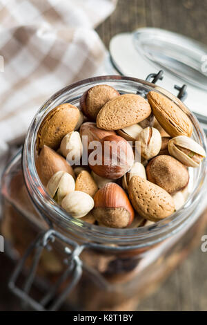 Verschiedene Arten von Muttern in der nußschale. Haselnüsse, Walnüsse, Mandeln, Pecan Nüsse und Pistazien in jar. Stockfoto